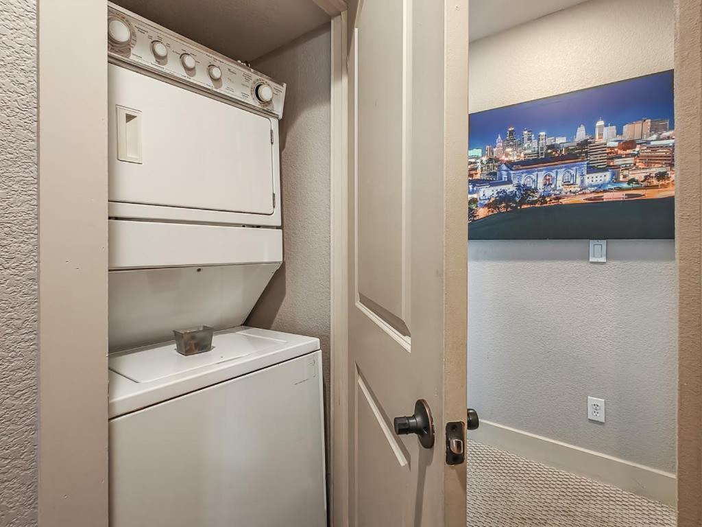 Quiet Plaza Two Bedroom 2 Bathroom Kansas City Exterior photo