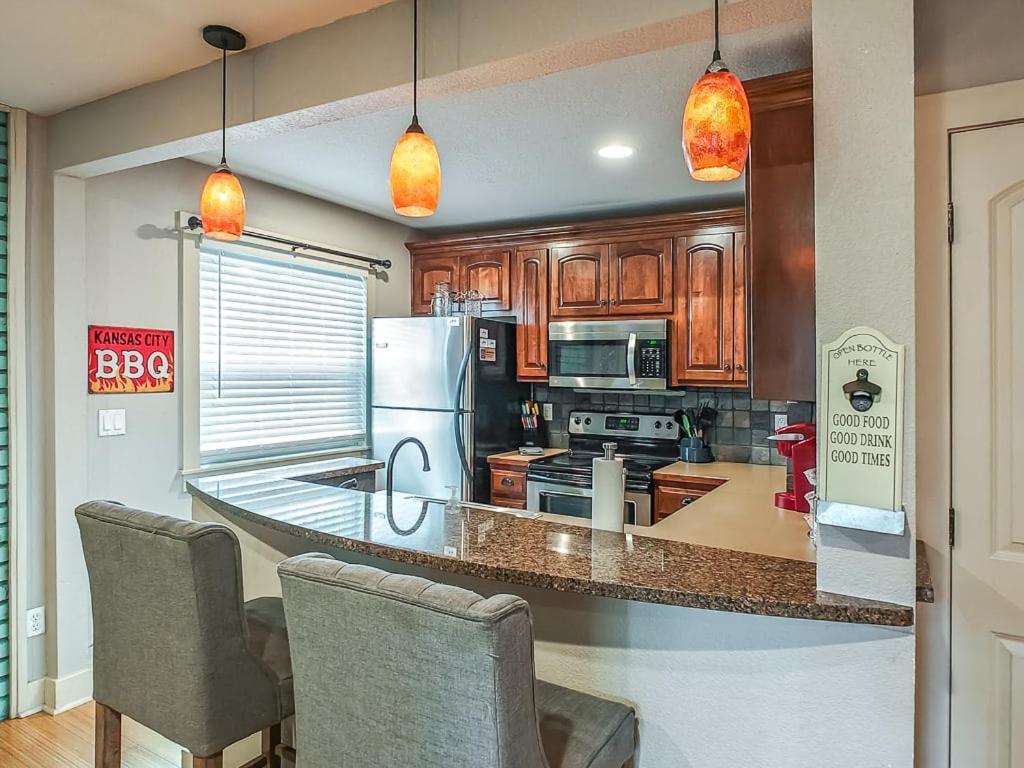 Quiet Plaza Two Bedroom 2 Bathroom Kansas City Exterior photo