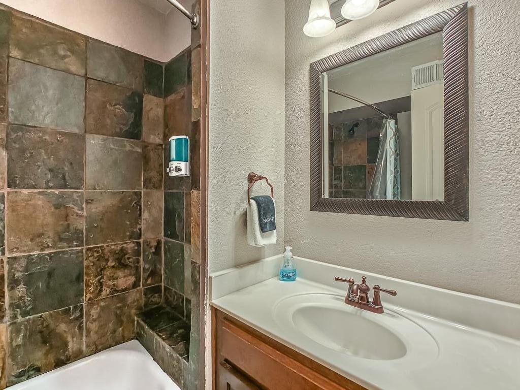 Quiet Plaza Two Bedroom 2 Bathroom Kansas City Exterior photo